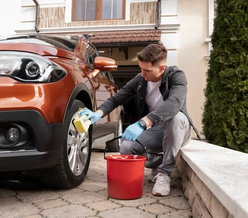 Lavage auto à domicile Vieux-Vy-sur-Couesnon : professionnel intervenant sur un véhicule